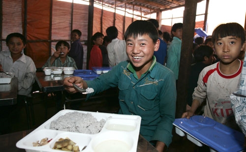 Dù còn thiếu thốn, nhưng được đi học, được ăn thế này cũng là niềm hạnh phúc lớn của trẻ em vùng cao