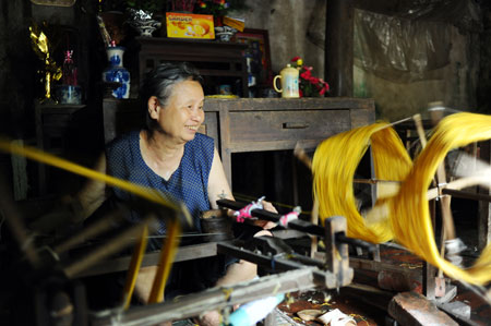 Về Cổ Chất xem kéo kén, làm tơ