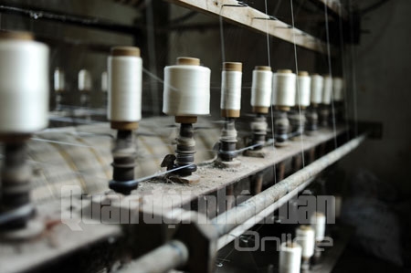 Từ kén, để thành được sợi tơ có thể dệt lụa, phải trải qua rất nhiều công đoạn