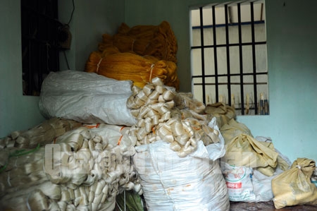 Tơ thành phẩm chờ xuất cho tiểu thương