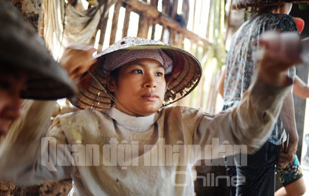 Công việc đòi hỏi sự tỉ mỉ nên do các bà, các chị làm là chủ yếu