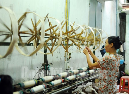 Bên cạnh đó, một số hộ đầu tư máy móc để se tơ, sang ống…