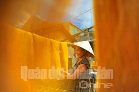 Sợi tơ được phơi khô dưới nắng