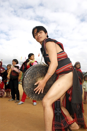 Những trai làng vạm vỡ, say sưa với nhịp điệu cồng chiêng vang vang giữa núi rừng.