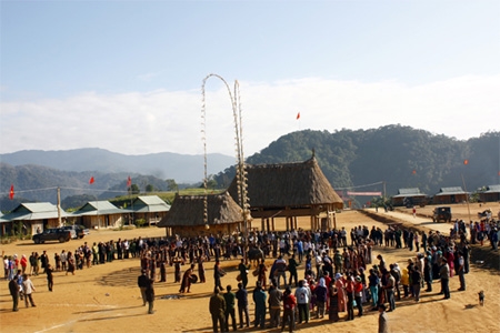 Lễ chọi trâu cầu cuộc sống dân làng trong năm mới ấm no hạnh phúc