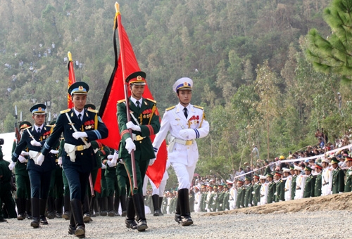 Sau gần 2 giờ di chuyển, linh cữu Đại tướng đã tới Vũng Chùa-Đảo Yến