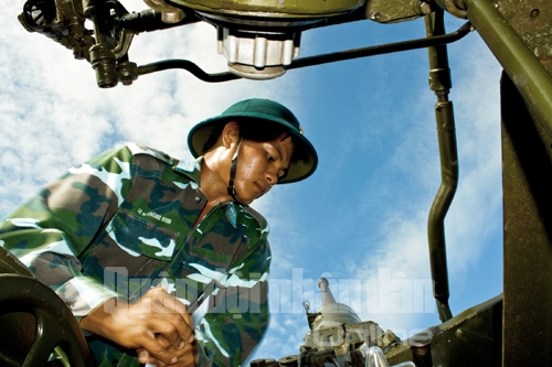 Pháo thủ số 5 pháo 57mm thực hành nạp đạn