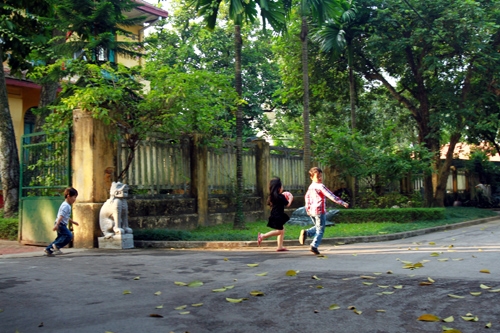 Những lúc rảnh rỗi, Đại tướng thường dành thời gian chơi đùa với cháu, chắt…