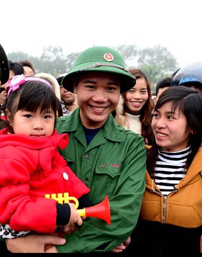 Tân binh Nguyễn Hữu Tuấn, xã Tân An (Hải Dương) chia tay người thân.
