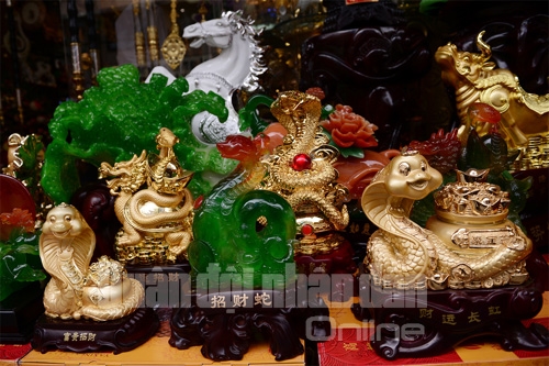 Biểu tượng rắn là mặt hàng được nhiều người tiêu dùng yêu thích. Những chú rắn được làm từ chất liệu đắt tiền...