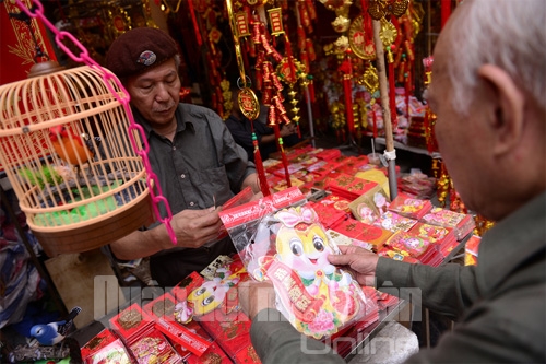 Cụ già cũng dạo phố Hàng Mã, tìm mua chú rắn nhỏ làm quà cho con cháu