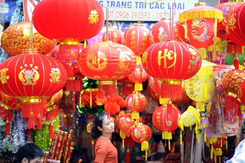 Những chiếc đèn lồng rực rỡ, mang niềm vui tới mọi nhà