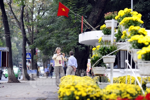 Khách nước ngoài cũng tỏ ra thích thú với ngày Tết truyền thống của Việt Nam khi đâu đâu cũng giống như những vườn hoa