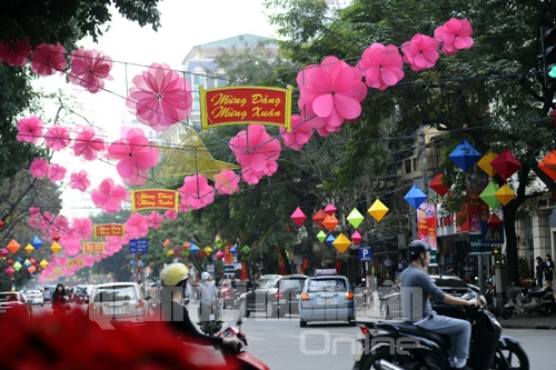 Những chiếc đèn trang trí cách điệu theo cánh hoa đào rộn rã khắp phố phường