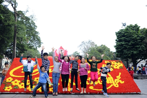 Trẻ con náo nức trước không khí nhộn nhịp cờ hoa của Tết