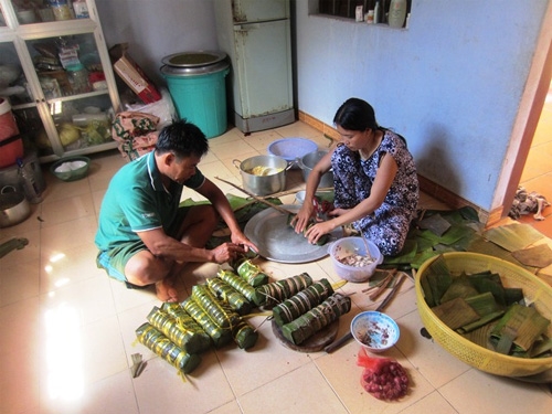 Ngư dân thị trấn Trường Sa gói bánh Tét