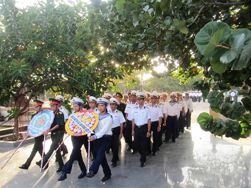 Dâng hoa viếng các liệt sĩ Trường Sa và báo công dâng Bác