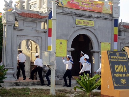 Vào chùa thắp hương ngày cuối năm