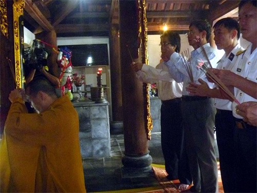 Thắp hương, đón mừng năm mới tại chùa xã đảo Sinh Tồn.