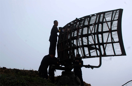 Cán bộ, chiến sĩ Trạm ra-đa 480 bảo dưỡng khí tài