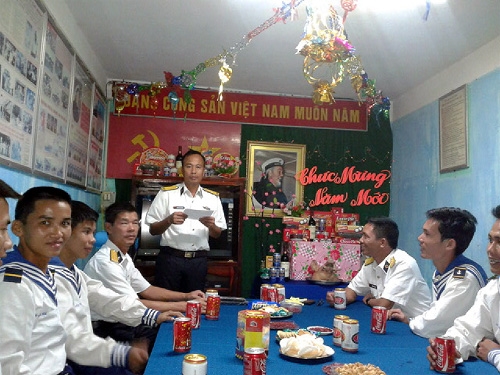 Vui Tết, nghe Chủ tịch nước chúc Tết và cán bộ chúc Tết giao thừa tại đảo Đá Thị.