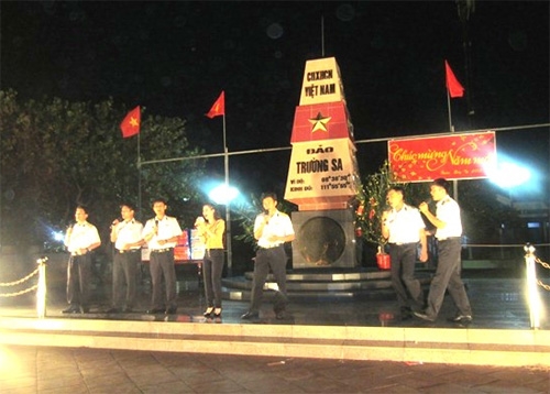 Thị trấn Trường Sa (đảo Trường Sa Lớn) tổ chức cho quân và dân đón Tết tập trung tại cột mốc chủ quyền.