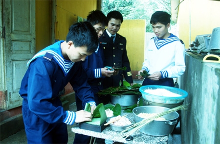 Cán bộ, chiến sĩ Trạm ra-đa 485 gói bánh chưng Tết