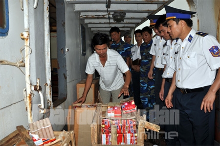 Cùng với bắt giữ các tàu, thuyền chở khoáng sản trái phép, Vùng CSB 1 còn bắt giữ và xử lý nhiều vụ buôn bán, vận chuyển pháo lậu trên biển