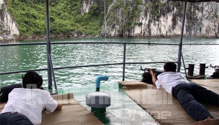 Cán bộ, chiến sĩ Vùng CSB 1 luyện tập bắn súng trên biển