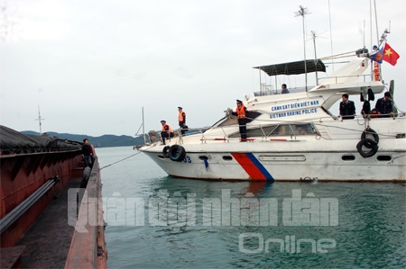 Lực lượng CSB ra tín hiệu, tiếp cận tàu và kiểm tra