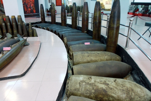 Chỉ tính riêng lượng bom đạn mà quân đội Mỹ đã trút xuống Việt Nam đến nay vẫn còn sót lại hơn 800.000 tấn, khiến hơn 100.000 người đã chết và bị thương kể từ sau chiến tranh kết thúc. Cho đến lúc này, 60.000 nạn nhân còn sống và đã bị thương tật vĩnh viễn đang trở thành gánh nặng đối với nhiều gia đình, nhiều địa phương.