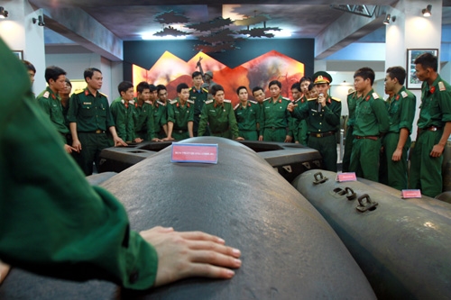 Quả bom phát quang có trọng lượng 6 tấn, chứa 4 tấn thuốc nổ, chiều dài 3,1m; đường kính lớn nhất của thân bom là 1,9m. Loại bom được chế tạo nhằm phát quang cây cối cho trực thăng đổ bộ hoặc bố trí trận địa pháo binh. Với cơ chế hoạt động đặc biệt, quả bom được kích nổ ngay trên mặt đất (không tạo ra hố bom) và có thể san phẳng mọi thứ trên một diện tích lên tới 100.000m2. Năm 2004 bộ đội công binh đã phát hiện và xử lý thành công quả bom tại Gia Lai