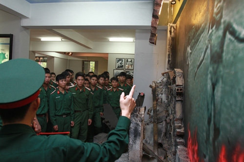 Sự khủng khiếp của bom mìn, các loại ngòi nổ được tái hiện qua những bức ảnh tư liệu. Bức ảnh “Em bé Napalm” gây ấn tượng mạnh đối với nhiều khách tham quan