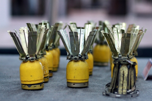 Bom quả dứa chứa tới 450 viên bi, tầm sát thương 15 mét. Nạn nhân bom mìn nhiều nhất hiện nay là trẻ em bởi các loại trông rất bắt mắt, trẻ em không thể phân biệt được; hiện còn sót lại nhiều và nằm lẫn trong bùn, đất, hồ ao…