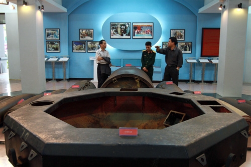 Quả thủy lôi bát giác trọng lượng 2 tấn chứa từ 180 - 240kg thuốc nổ C4, chiều dài cạnh 2,64m, chiều cao 80cm. Mục đích của Mỹ sử dụng là đánh phá cầu Hàm Rồng (tỉnh Thanh Hóa), một trong những huyết mạch của giao thông Việt Nam trong chiến tranh. Quả bom đã được xử lý thành công năm 1966 tại dòng sông Mã