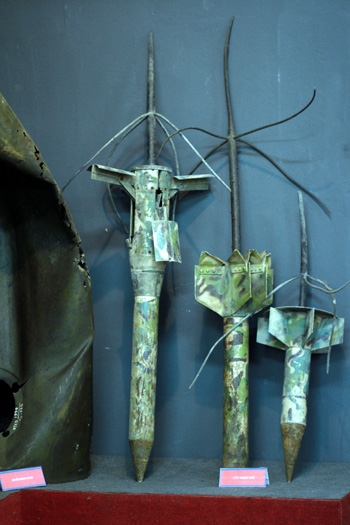 Khí tài trinh sát điện tử hay còn được gọi là “cây nhiệt đới” dùng để thu và phát âm thanh chấn động. Đối với người đi bộ khoảng 20-30m là có thể thu được tiếng động, đối với xe cơ giới khoảng 300-450m. Khi thu được tín hiệu, loại cây này sẽ phát tín hiệu về trung tâm điều hành bay của không quân Mỹ, ngay lập tức máy bay sẽ tới ném bom ở vị trí mà cây phát tín hiệu