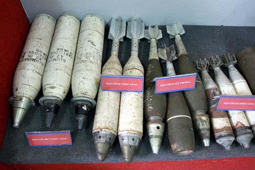 Các loại đạn chiếu sáng được sơn màu trắng, không gây sát thương, dùng để chiếu sáng, giúp phát hiện mục tiêu trong đêm tối. Đạn sát thương thường sơn màu xanh ôliu và xám