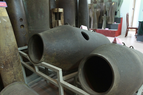 Các chuyên gia Việt Nam đã không quản hiểm nguy, sẵn sàng đối mặt với tử thần để khoan, cắt rút thuốc nổ vô hiệu hóa quả bom, mang lại cuộc sống bình yên cho người dân