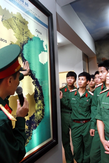 Bản đồ bom mìn do Trung tâm dữ liệu bom mìn Mỹ cung cấp, thể hiện mật độ đánh phá, ném bom của không quân Mỹ trong 8 năm chiến tranh phá hoại (năm 1964-1972). Toàn bộ chấm màu đen là nơi có bom, đạn.