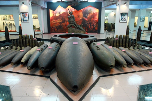 Siêu pháo đài bay B-52 được xếp bằng các loại bom: Cánh là những loại bom phá có trọng lượng từ 250 đến 3.000 cân Anh; thân là quả thủy lôi bát giác và quả bom phát quang lớn nhất từ trước đến nay được tìm thấy tại Việt Nam.