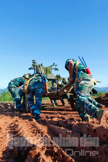 Đưa pháo vào công sự