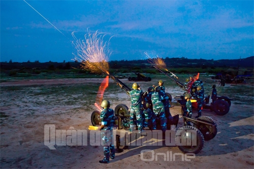 Luyện tập bắn kẹp nòng ban đêm sát với thực tế chiến đấu