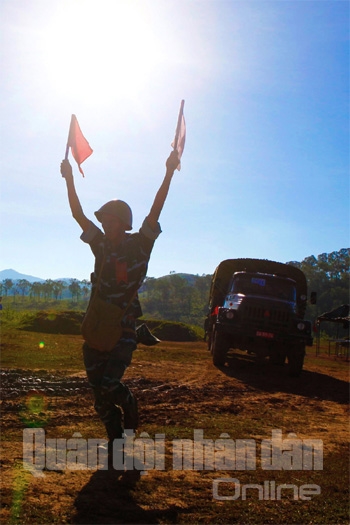 Khẩu đội trưởng chỉ huy khẩu đội chiếm lĩnh trận địa