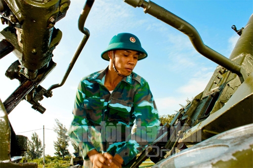Pháo thủ số 5 pháo 57mm thực hành nạp đạn