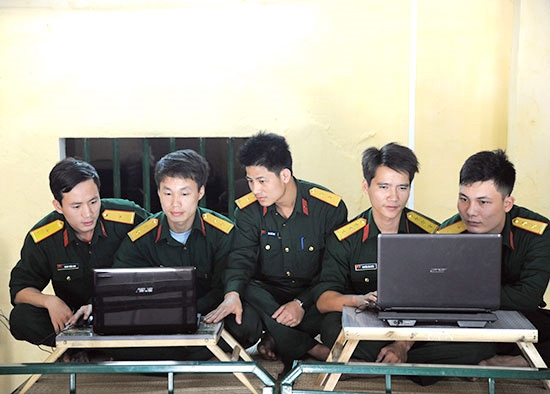 Cùng nhau trao đổi, nghiên cứu sau những giờ lên lớp