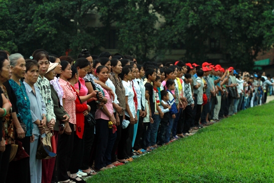 Chưa đến 6 giờ sáng, đã có rất đông nhân dân chờ đợi lễ chào cờ tại khu vực Quảng trường Ba Đình