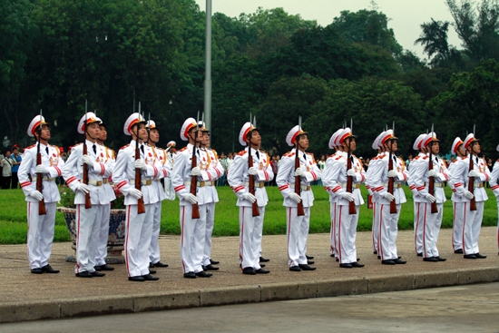 Toàn đội bồng súng chào cờ khi lá Quốc kỳ dần được kéo lên