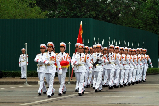 6 giờ kém 5 phút, đội hình thực hiện lễ chào cờ đi đều trong tiếng nhạc hùng tráng của bài hát “Tiến bước dưới Quân kỳ”.