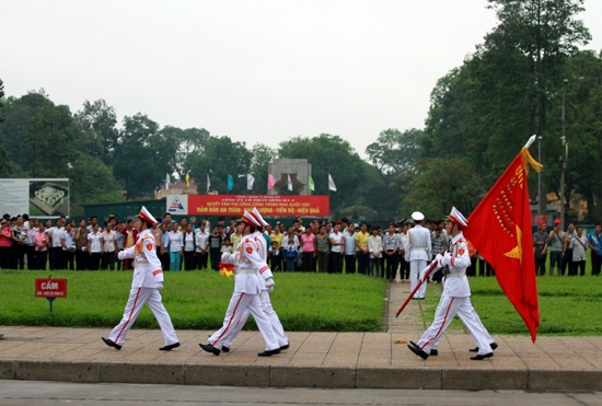 Mọi người có mặt tại Quảng trường đều đứng nghiêm trang, mắt nhìn đăm đắm về phía lá cờ Tổ quốc.