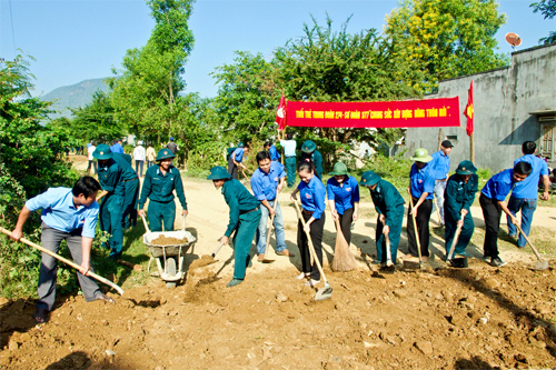 Lao động giúp dân